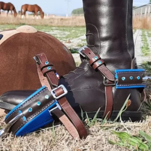 Une tenue d'équitation pour les concours avec des accessoires de bottes personnalisés