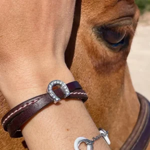 Un bracelet en cuir artisanal avec un cheval