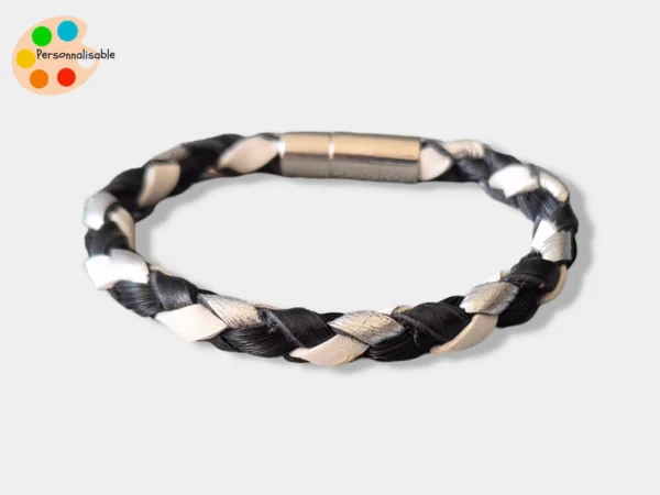 Un bracelet noir et blanc en cuir avec des crins de poney