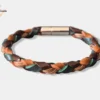 Un bracelet en cuir coloré vert sapin et marron et en crins