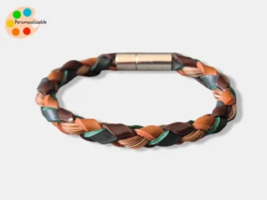 Un bracelet en cuir coloré vert sapin et marron et en crins
