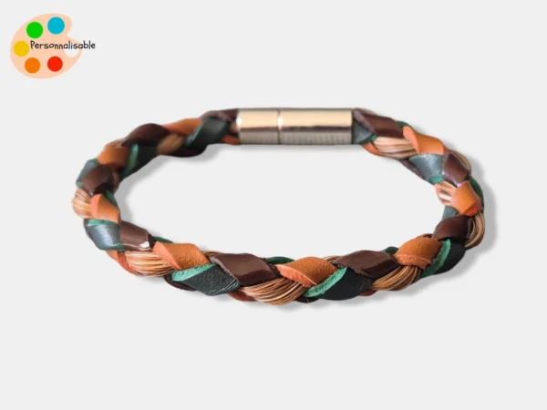 Un bracelet en cuir coloré vert sapin et marron et en crins