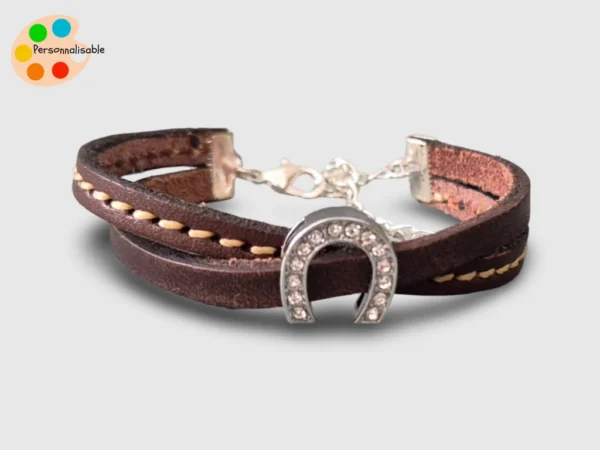 Un bracelet en cuir pour femme avec un fer à cheval