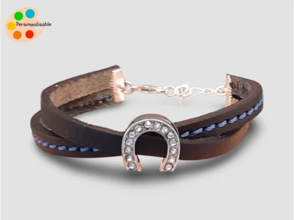 Un bracelet en cuir avec une couture colorée pour l'équitation