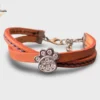 Un bracelet en cuir original avec une patte de chien
