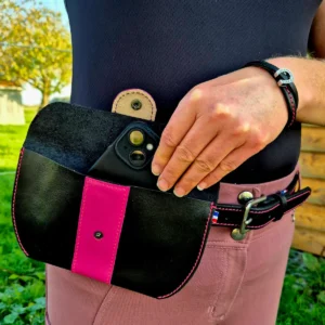Une cavalière avec une pochette pour son téléphone pour monter à cheval