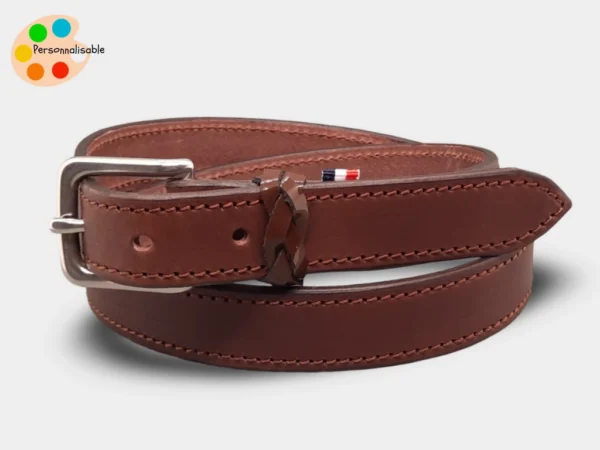 Une ceinture en cuir vernis élégante pour les cavalières