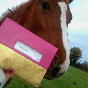 Un cheval avec un protège carnet personnalisé pour protéger ses papiers