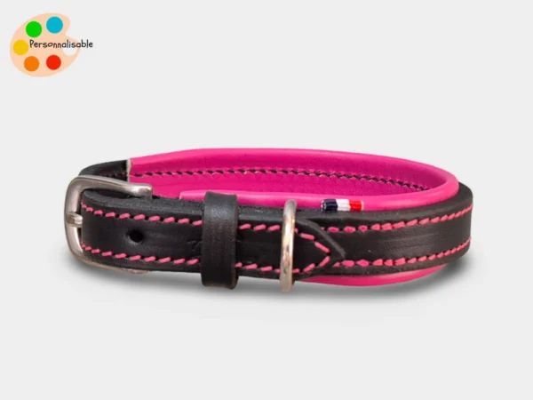 Un collier de chien en cuir rose avec plaque gravée