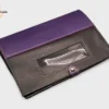 Un protège carnet en cuir noir et violet