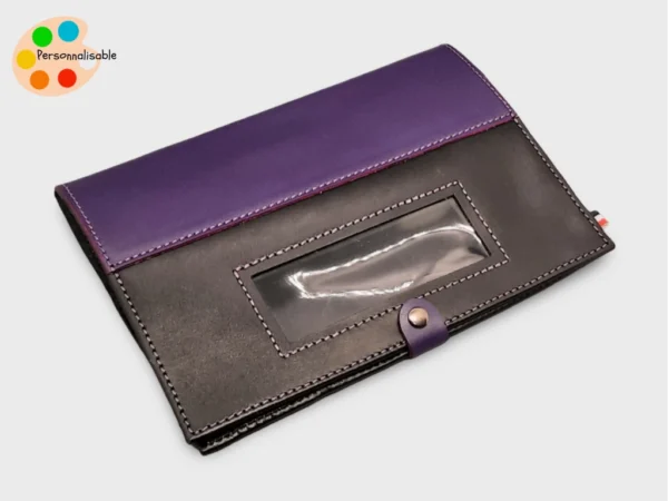 Un protège carnet en cuir noir et violet