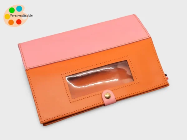 Un protège carnet en cuir personnalisable pour l'équitation