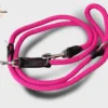 Une laisse en cuir et corde evolutive rose pour chien