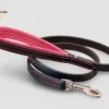 Une laisse pour chien rose en cuir légère et personnalisable
