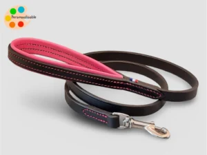 Une laisse pour chien rose en cuir légère et personnalisable