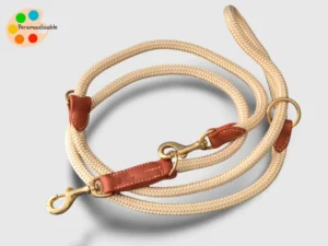 Une laisse en cuir et en corde réglable avec plusieurs longueurs