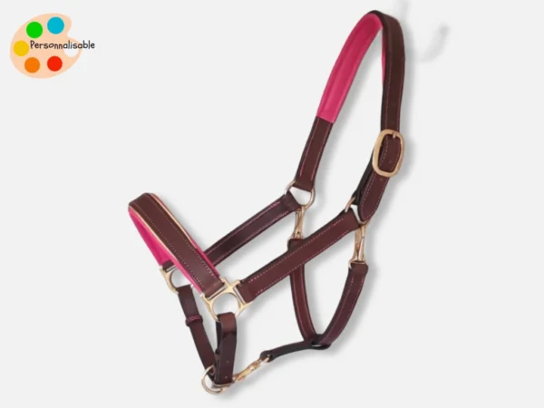 Un licol en cuir rose sur mesure fabriqué artisanalement en France