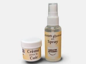 Un mini kit d'entretien pour le cuir avec un savon glycérine et une crème pour le cuir