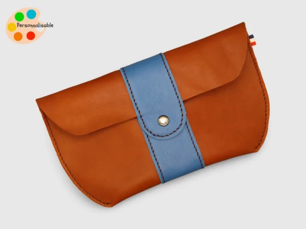 Une pochette de téléphone ou friandises pour chevaux en cuir