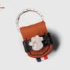 Un porte clé en cuir vernis avec une patte de chien à strass