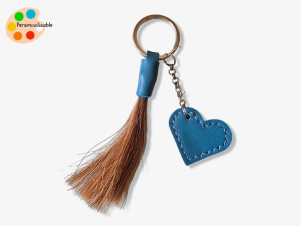Un porte clé en cuir bleu avec des crins de cheval