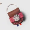 Un porte clé en cuir rose sur le thème du chien