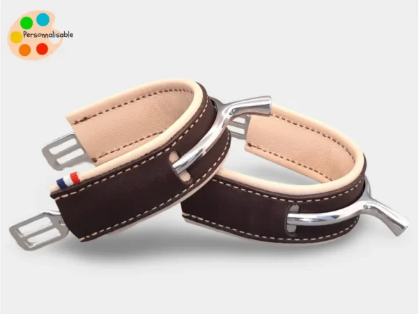 Paire de protège éperons en cuir marron et beige pour cavalier