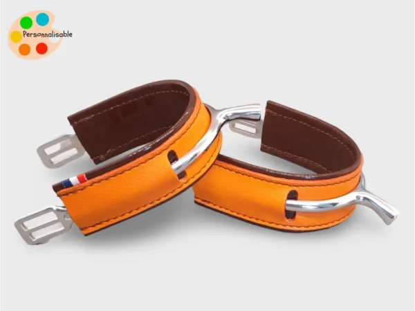 Paire de protège éperons en cuir marron et orange pour cavalier