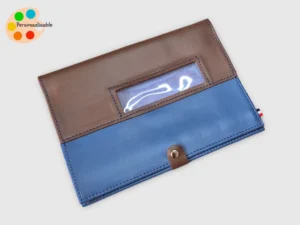 protege-carnet-cheval-bleu Un protège carnet de cheval en cuir bleu et marron