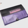 Un protège carnet en cuir noir et violet sur mesure