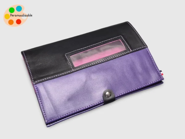 Un protège carnet en cuir noir et violet sur mesure