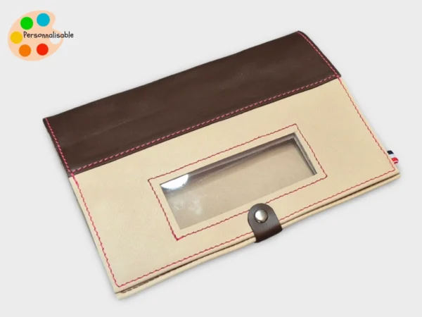 Une pochette en cuir pour le carnet d'un cheval personnalisable