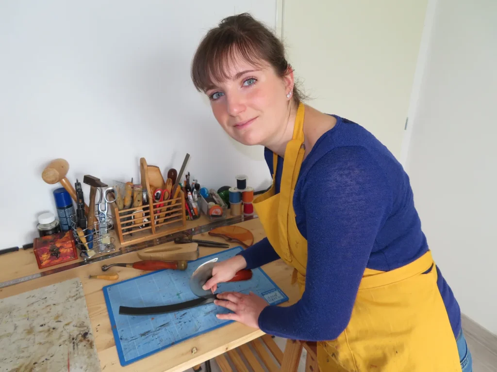 Un artisane qui travaille le cuir pour les chevaux