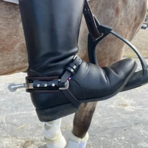 La botte d'une cavalière en concours avec des éperons à strass
