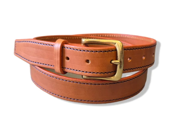 ceinture-cuir-camel-boucle-doree Une ceinture en cuir camel avec une boucle dorée