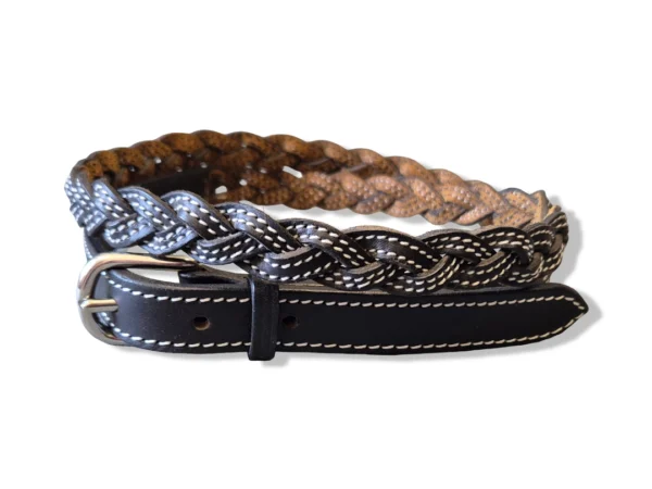 Une ceinture en cuir tressé noir pour cavalière