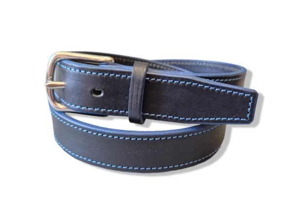 ceinture-cuir-noir-bleu Une ceinture en cuir noir avec couture bleu