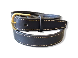 ceinture-cuir-noir-boucle-doree Une ceinture en cuir noir et couture beige