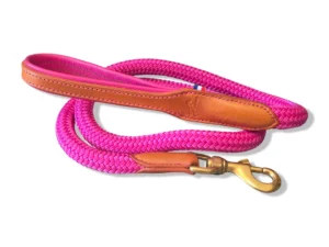 laisse-chien-cuir-corde-rose Une laisse en cuir et corde pour chien rose
