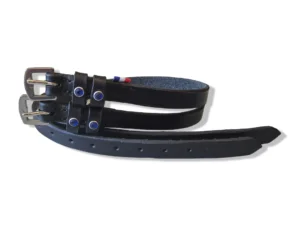 lanieres-eperons-cuir-noir-strass Une paire de lanières d'éperons en cuir avec strass pour cavalière