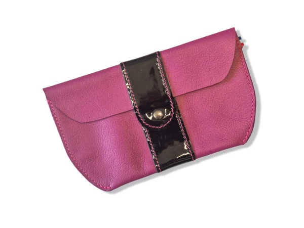 pochette-ceinture-cuir-fushia-noir Une pochette de téléphone en cuir fuschia et vernis noir pour une cavalière