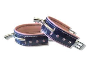 protections-eperons-cuir-bleu-marine-rose-strass Une paire de protections éperons bleu et rose avec strass