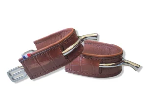 protections-eperons-cuir-croco-marron Une paire de protections d'éperons en cuir croco marron pour cavalier