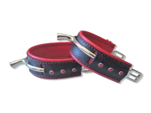 protections-eperons-cuir-noir-rouge-strass Une paire de protège éperons pour cavalière avec strass rouge