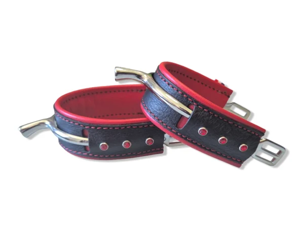 Une paire de protège éperons pour cavalière avec strass rouge