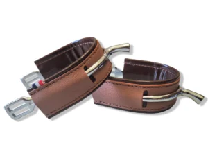 protections-eperons-cuir-vernis-marron Une paire de protections d'éperons en cuir marron pour cavalier