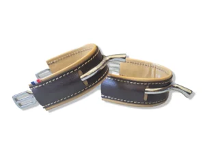 protections-eperons-cuir-vernis-marron-beige Une paire de protections d'éperons en cuir vernis pour cavalière