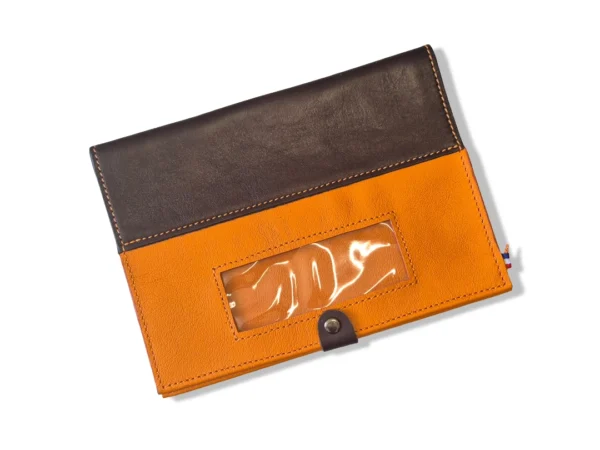 Un protège carnet en cuir pour cheval orange