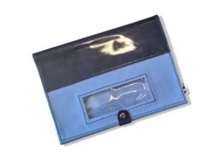 protege-carnet-cheval-cuir-bleu Un protège carnet de cheval en cuir bleu