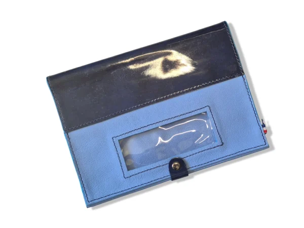 Un protège carnet de cheval en cuir bleu